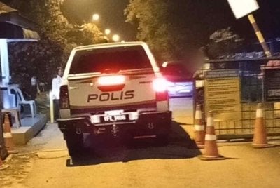 Kenderaan polis memasuki kawasan sekolah susulan penemuan mayat pelajar perempuan Tingkatan Empat yang dipercayai dibunuh.