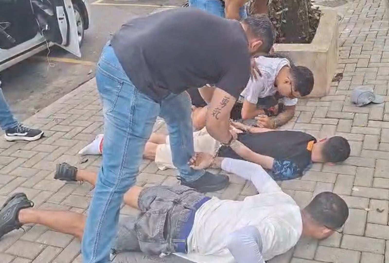 Agentes da 16ª DP capturaram trio no momento em que se preparavam para mais um furto Reprodução/Polícia Civil