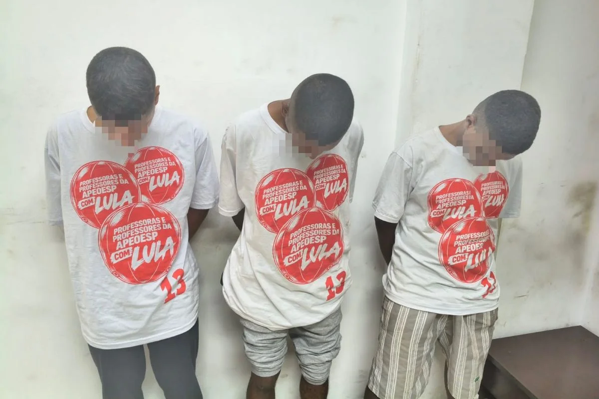 Jovens usando camiseta de Lula após ação da PM
