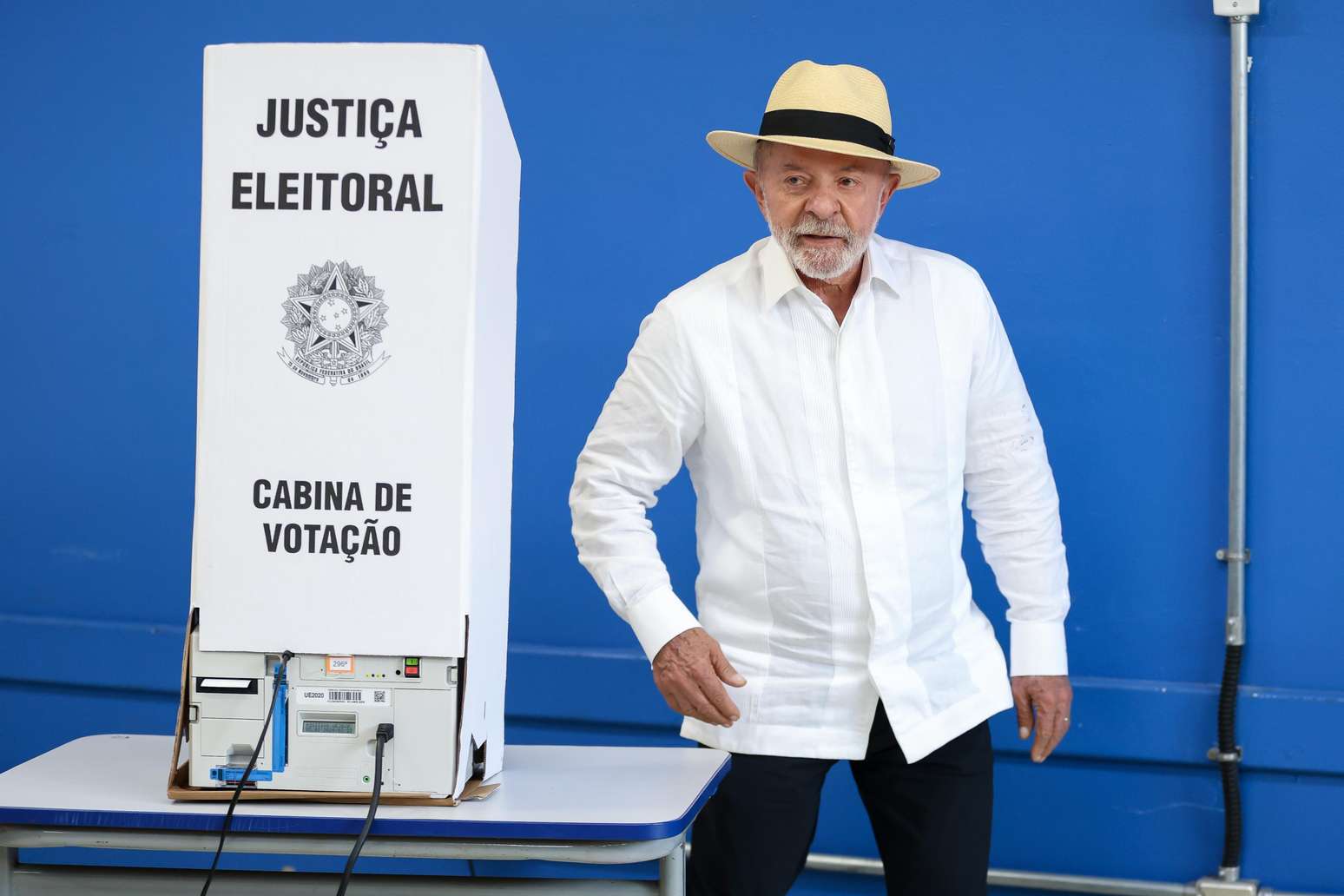 Luiz In&aacute;cio Lula da Silva, atual presidente do Brasil e candidato &agrave; presid&ecirc;ncia, posa para foto ap&oacute;s votar nas elei&ccedil;&otilde;es gerais de 4 de outubro de 2026 em S&atilde;o Bernardo do Campo