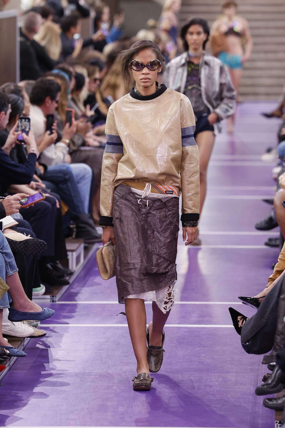 Miu Miu revela parceria com Wrangler e apresenta jeans vintage em Paris
