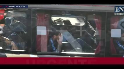 Messi é flagrado chorando no ônibus que leva a seleção argentina para o estádio