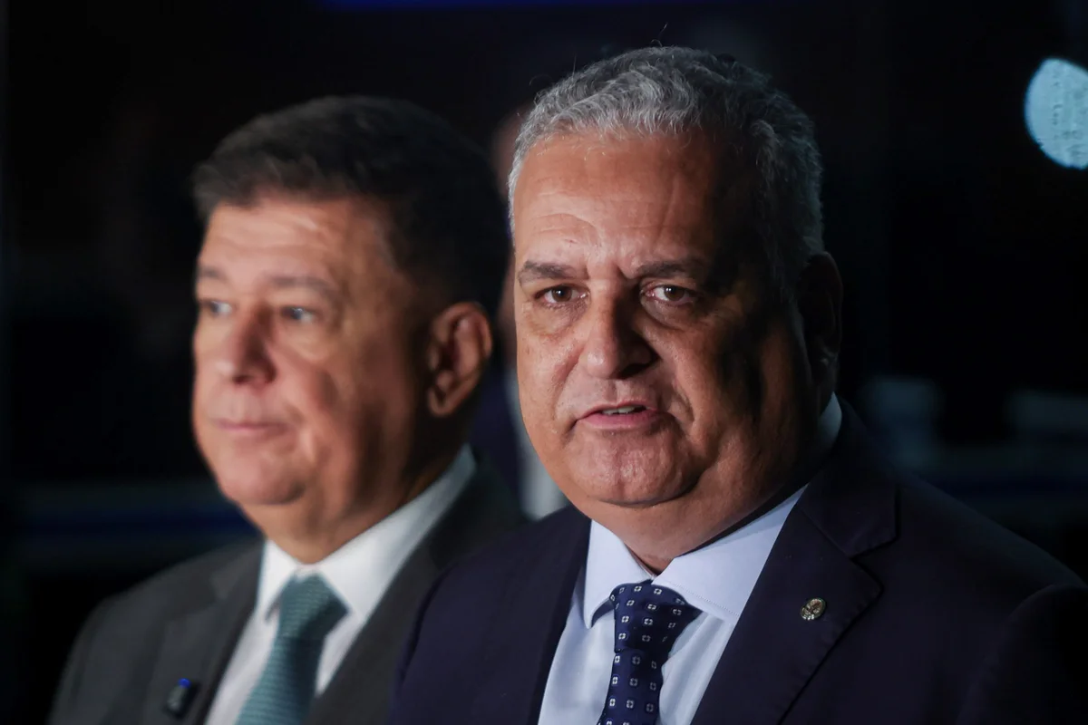 Foto colorida de presidente e relator da CPMI do INSS, Carlos Viana (Podemos-MG) e Alfredo Gaspar (União-A), em entrevista coletiva após reunião com o ministro André Mendonça no Supremo Tribunal Federal (STF) - Metrópoles