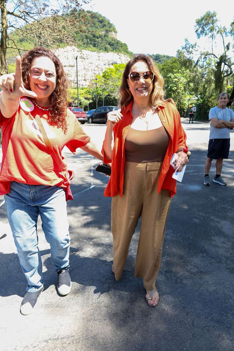 Leandra Leal, Alinne Moraes e mais famosos vão às urnas para votar; veja fotos