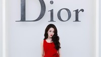 Pesona Dilraba Dilmurat 'Menyala' Dalam Gaun Merah Terang di Show Dior