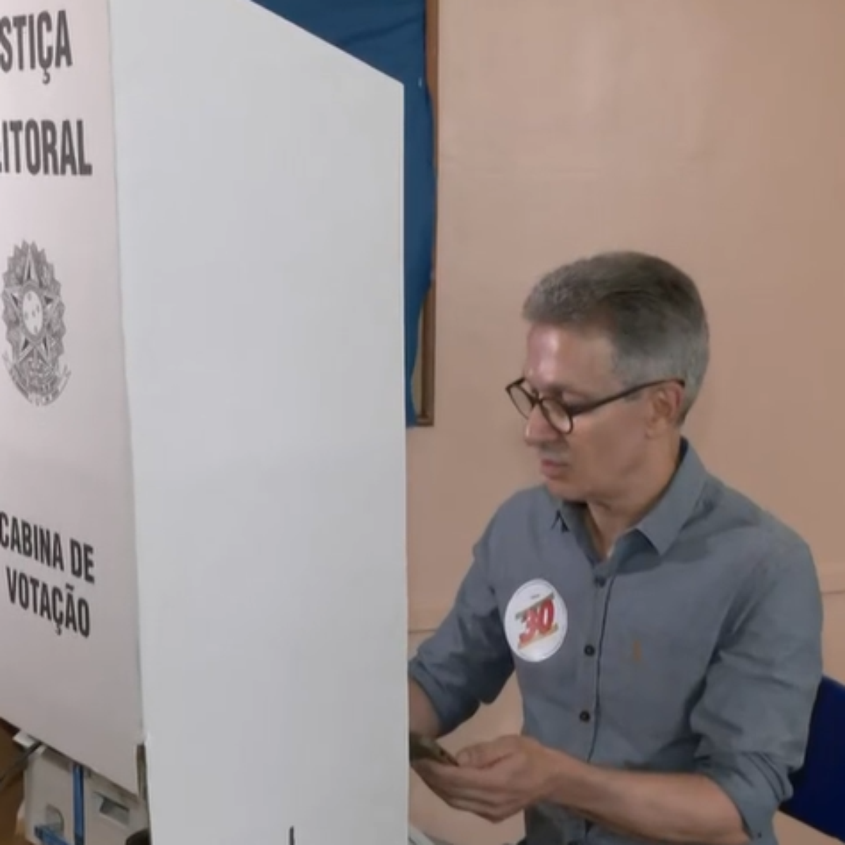 Zema usa celular na cabine de votação, apesar de regras do TSE