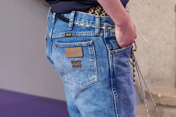 Miu Miu revela parceria com Wrangler e apresenta jeans vintage em Paris
