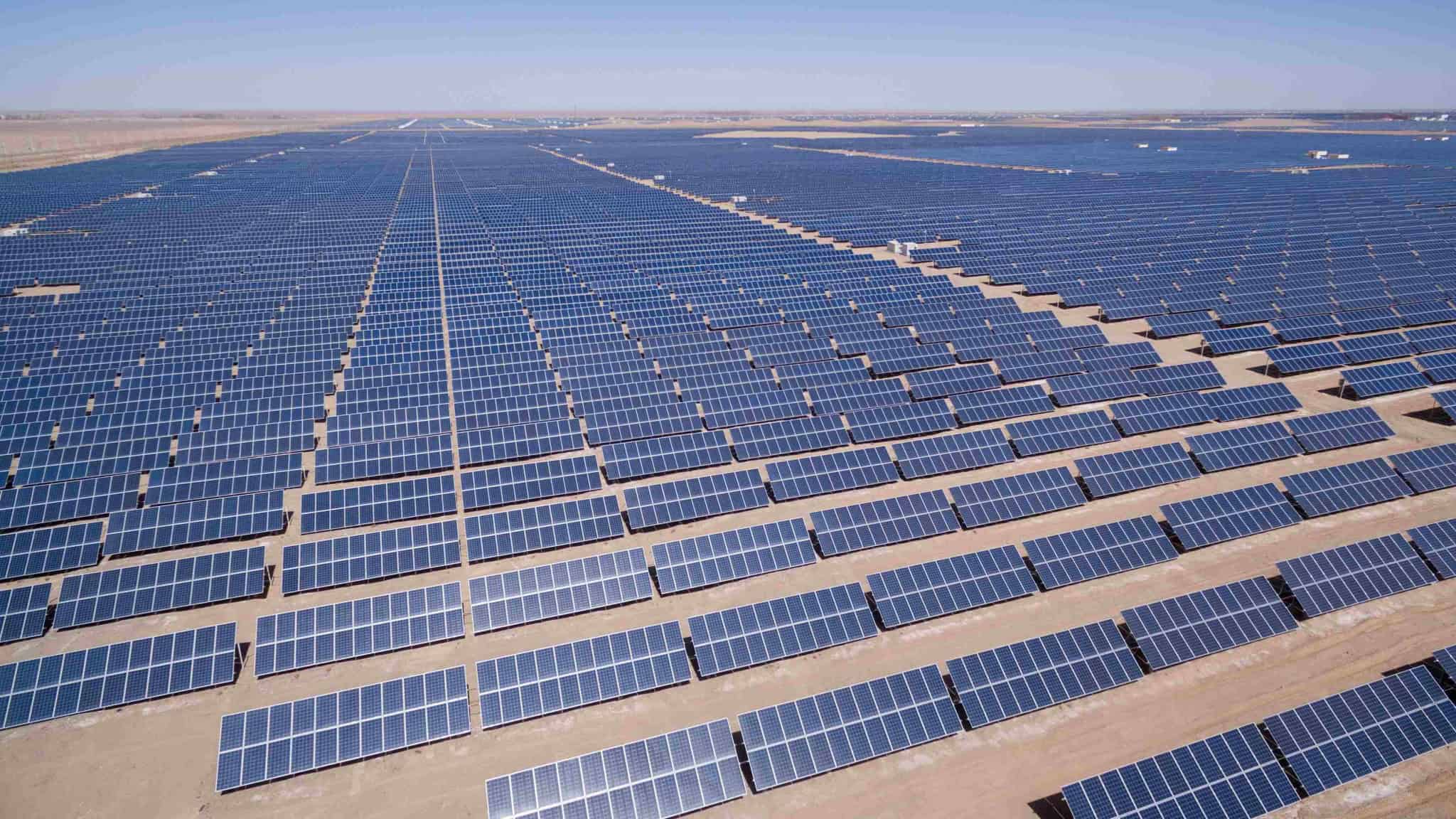 Vista aérea de fazenda de energia solar em Golmud, na província de Qinghai, na China