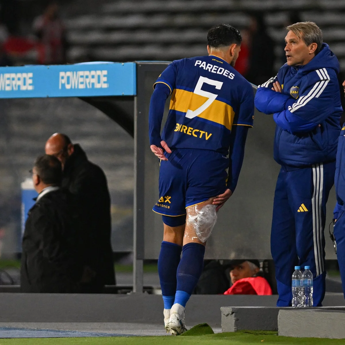 Principal jogador do Boca, Paredes sente lesão antes de jogo contra o Vasco
