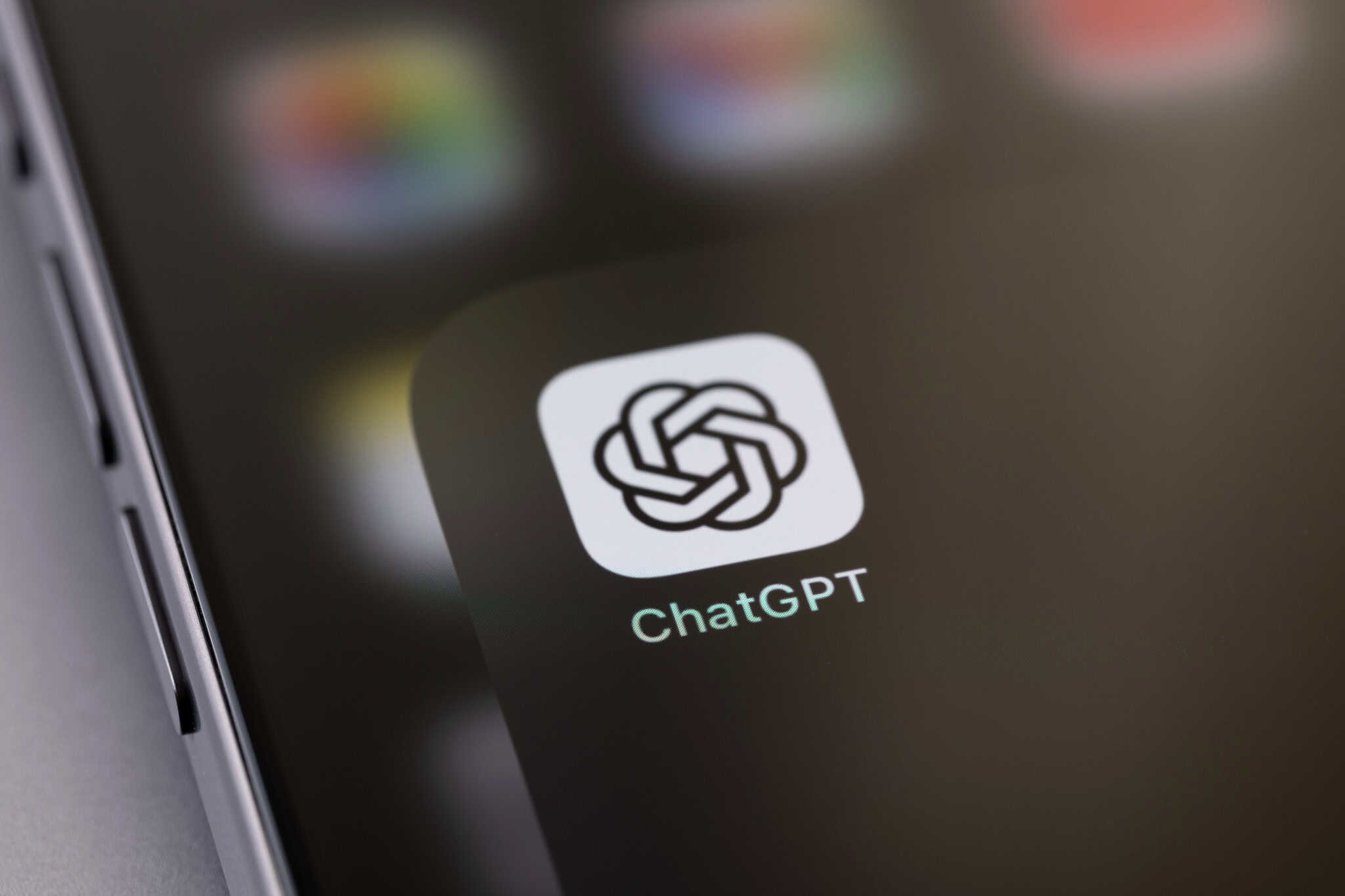 Ícone do app do ChatGPT na tela de um smartphone