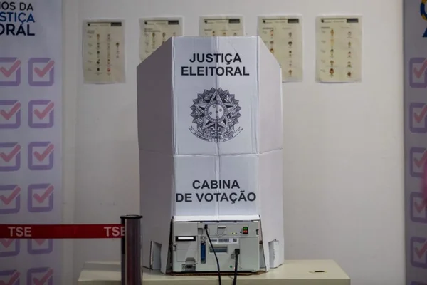 Após derrota nas urnas, 168 deputados e 21 senadores ficam sem mandato - destaque galeria