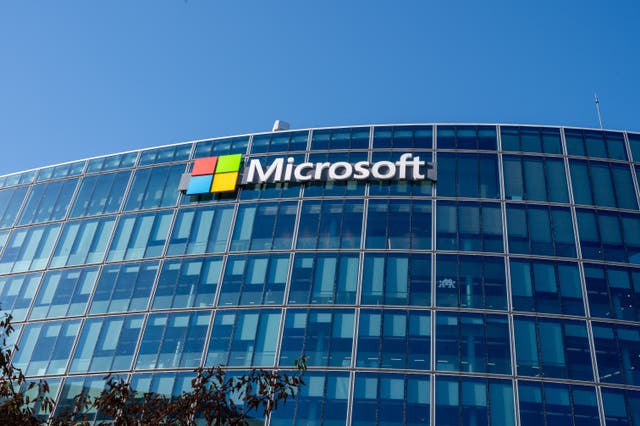 Imagem da matéria: Vance suspende o programa de green card da Microsoft à medida que o CEO está prestes a receber um prêmio prestigioso de Trump