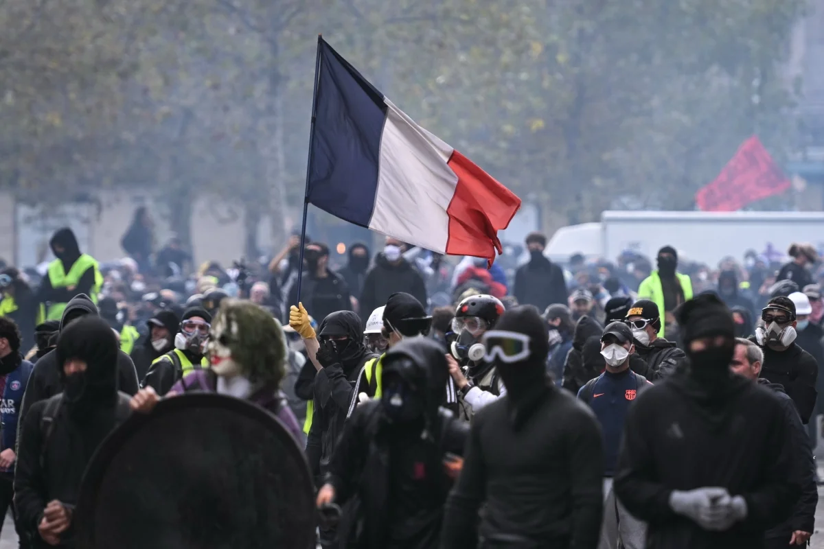 foto com cor. Protesto na França neste sábado (17/10) - metrópoles