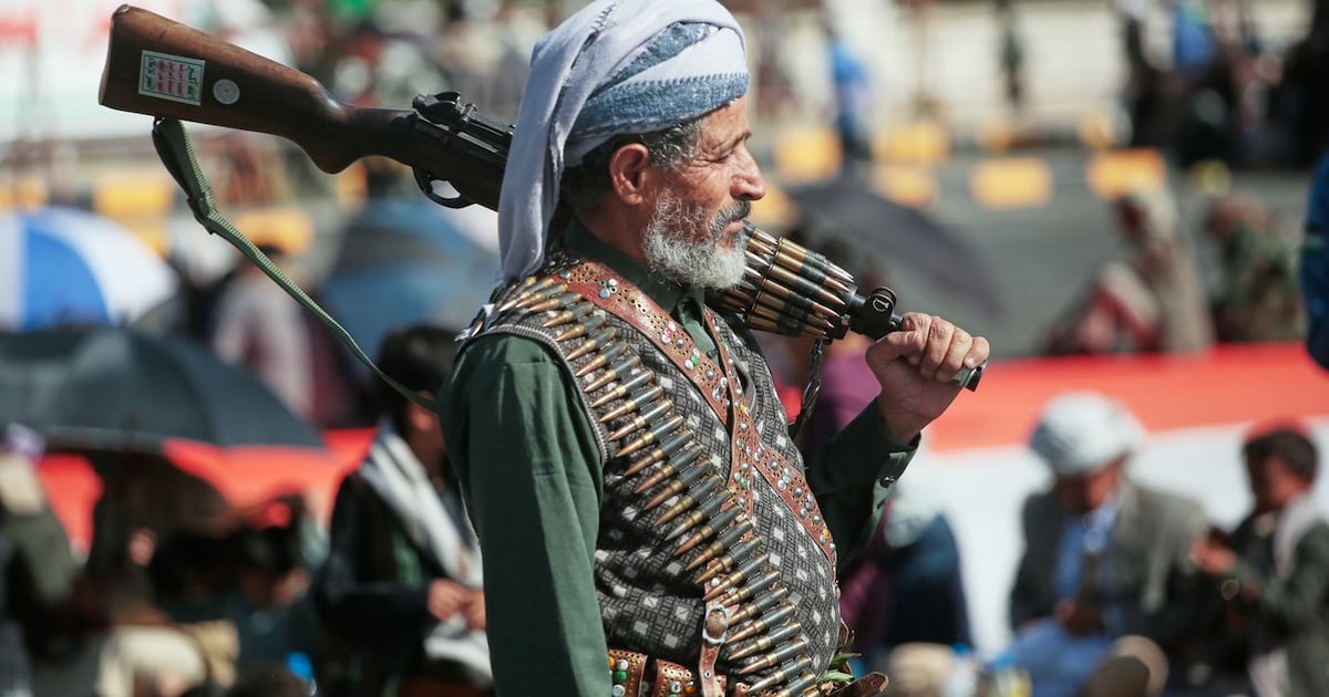 O número de mortos sobe para 73 no ataque dos Houthis a um acampamento militar do Iêmen, o pior ataque em meses