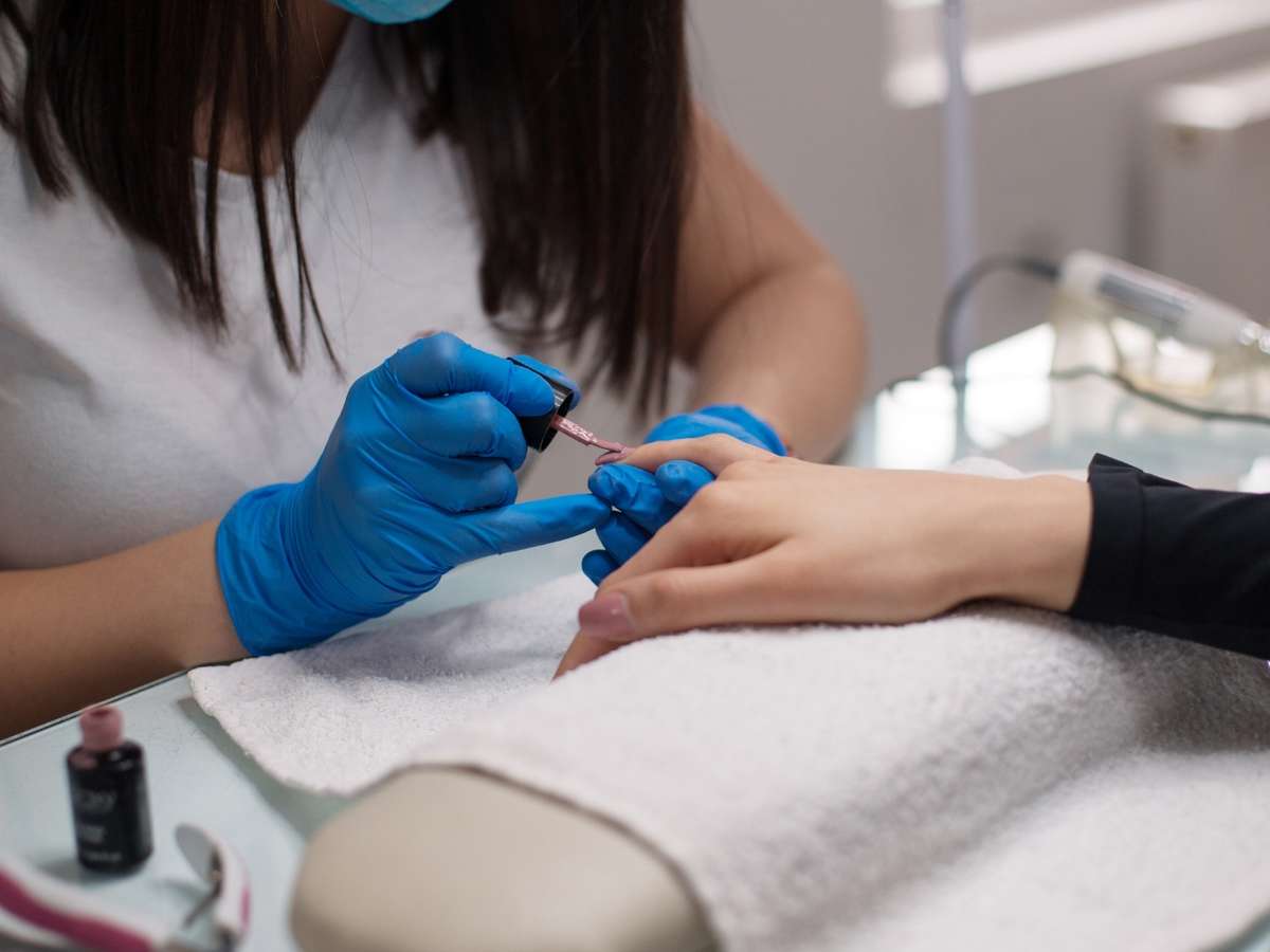 Esta técnica está fazendo as mulheres aposentarem as unhas em gel de vez! Veja como fazer