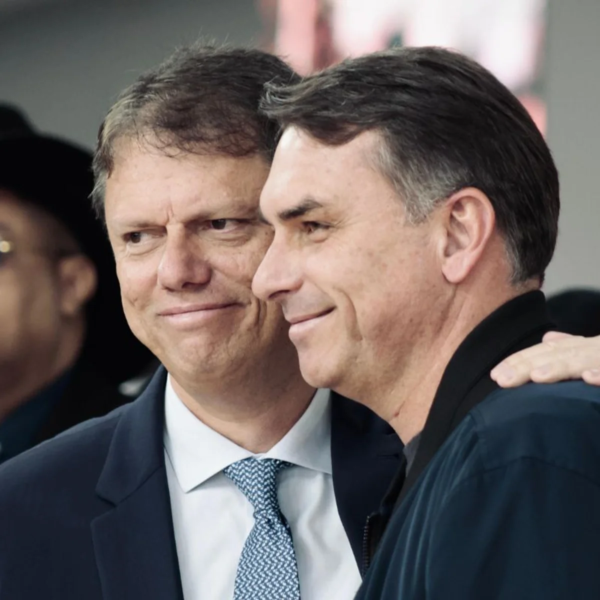 Flávio Bolsonaro deve usar Tarcísio para tentar virar votos na Grande SP