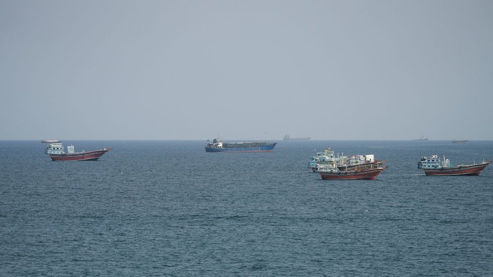 11 indianos feridos após projétil atingir navio com bandeira do Panamá no Estreito de Ormuz
