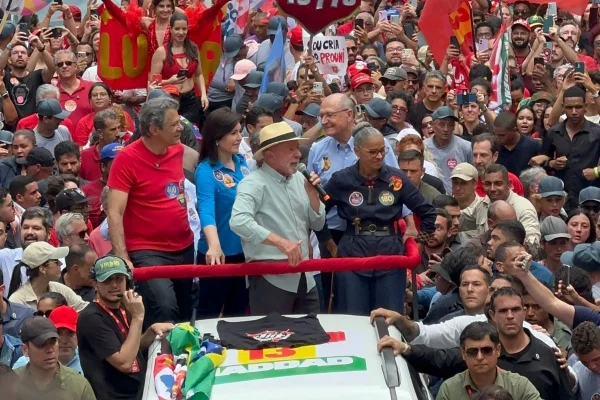 Lula e Flávio encerram campanha em SP e falam em vitória no 1º turno - destaque galeria