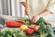 Truque com brócolis ralado deixa a omelete mais nutritiva; faça no jantar