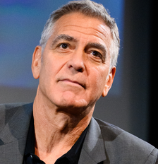 George Clooney, 64 anos: 'Foi um começo difícil. Dormi no chão de um armário por dois anos e, durante cinco anos, fui de bicicleta aos testes de elenco'. Foto: Getty Images / Purepeople