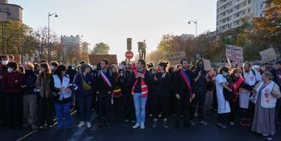 Estudantes se reúnem antes do início de uma manifestação contra a falta de recursos nas escolas, em Paris, nesta terça-feira, 6 de outubro de 2026. Foto: RFI