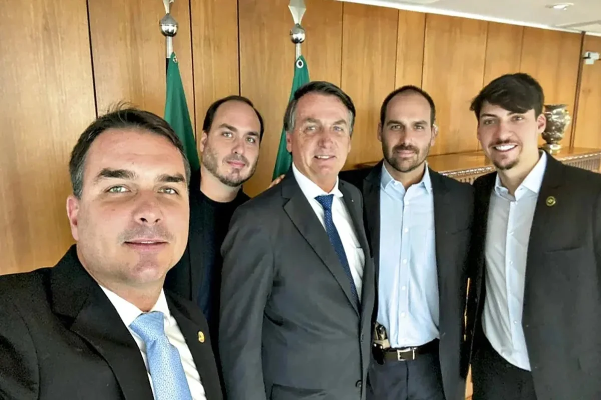 Trumps são "bonzinhos" perto de Bolsonaros, compara revista da Alemanha