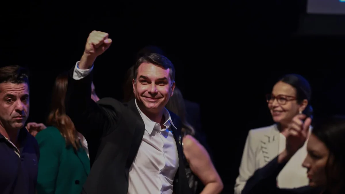 Da desconfiança à reta final: a caminhada de Flávio Bolsonaro no 1º turno