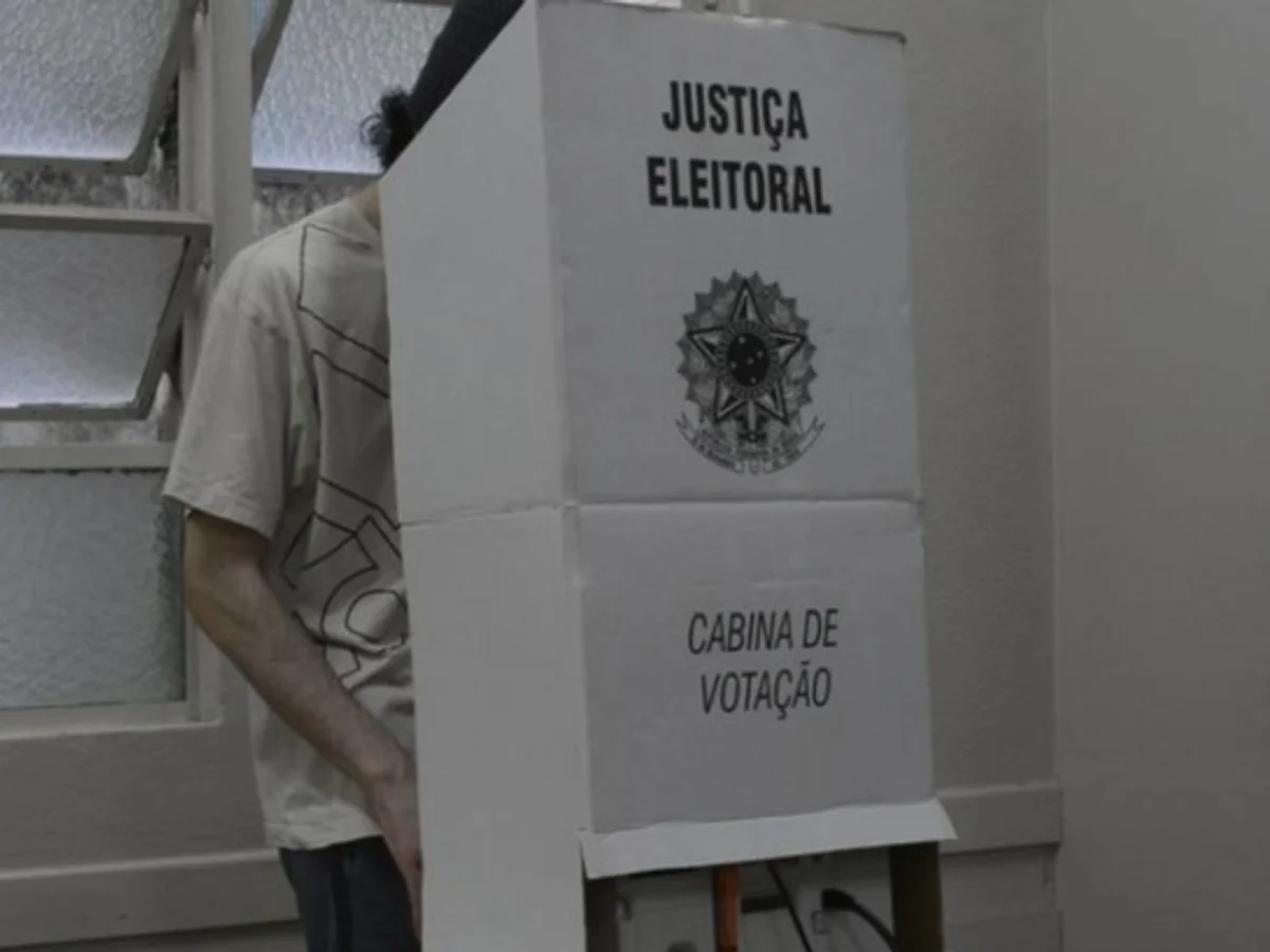 Posso ir votar com camisa, bóton ou boné do meu candidato?
