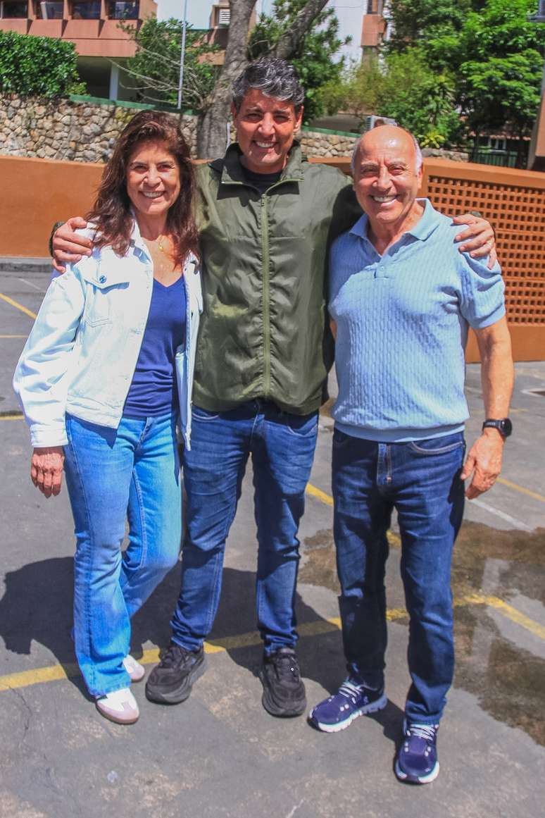 Leandra Leal, Alinne Moraes e mais famosos vão às urnas para votar; veja fotos