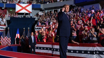 Três estudantes universitários enfrentam acusações federais por supostas ameaças contra Trump antes de um comício no campus