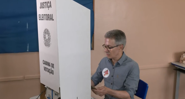 Zema usa celular na cabine de votação, apesar de regras do TSE