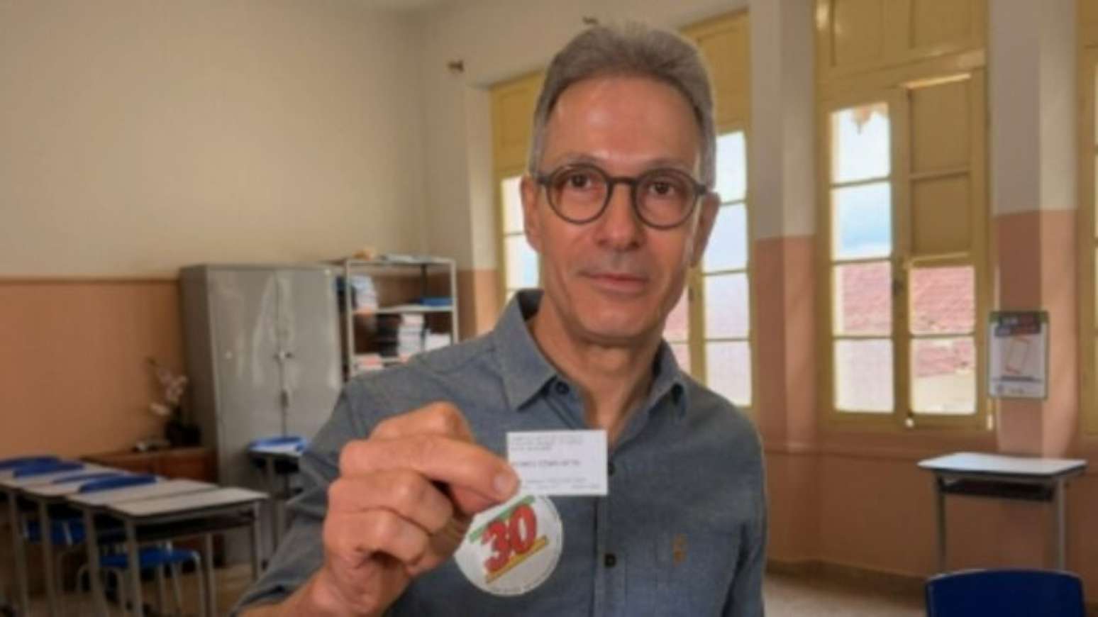 Candidato a presidente Zema votando em MG