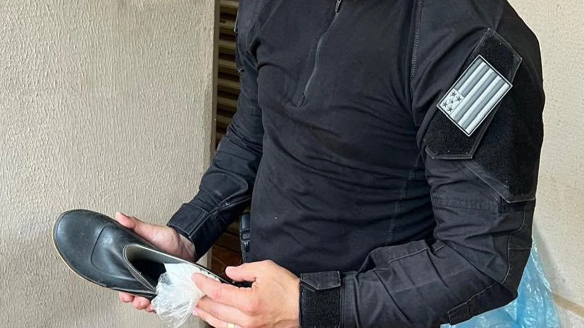 PCGO apreende drogas escondidas dentro de solas de galochas em operação