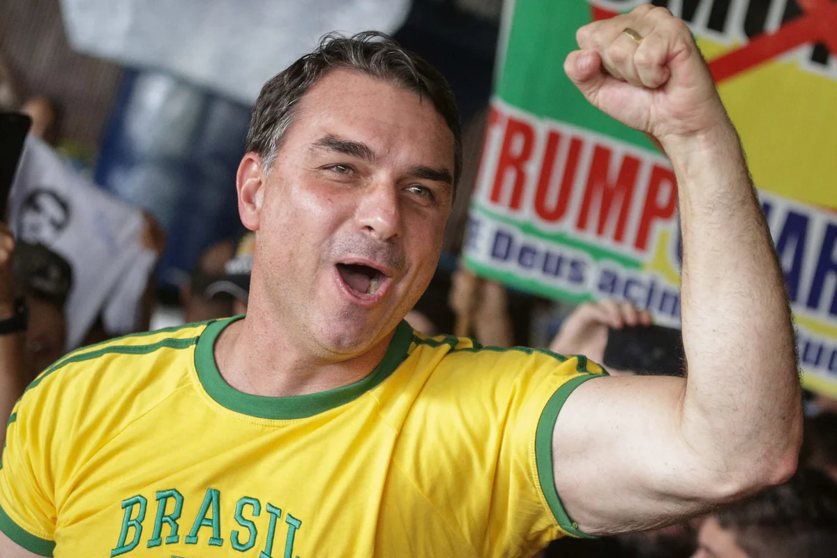 Flávio Bolsonaro vê “fim da era do PT” após avançar ao 2º turno com Lula