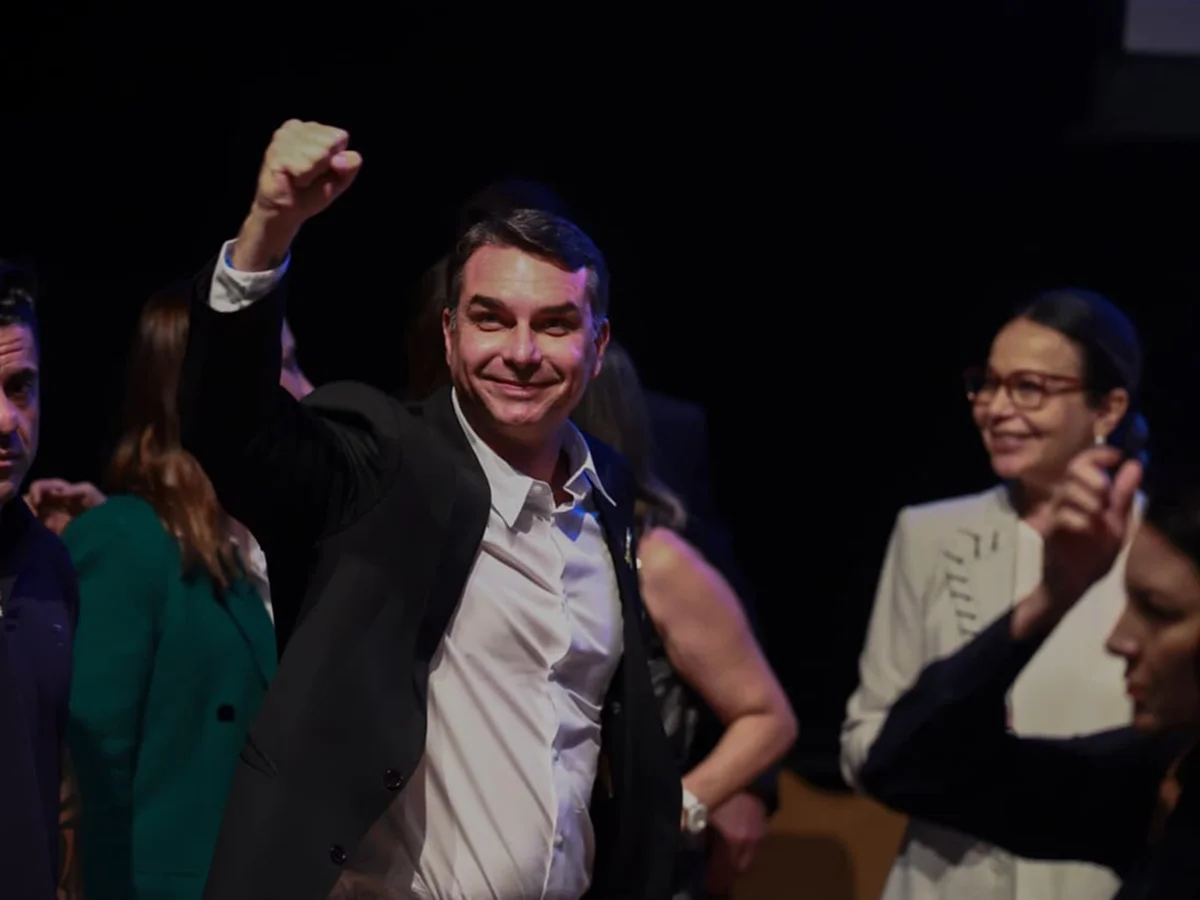 Da desconfiança à reta final: a caminhada de Flávio Bolsonaro no 1º turno