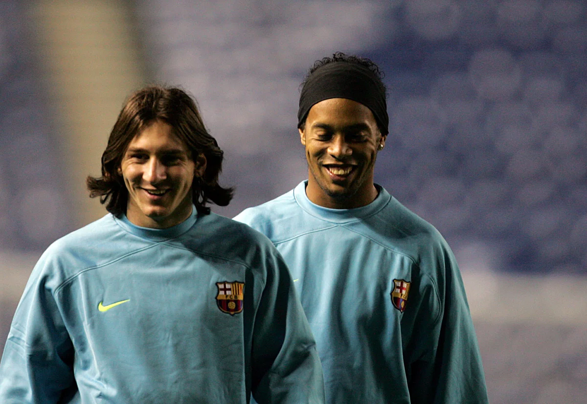 “Nos fez gostar de futebol”, declara Ronaldinho em homenagem a Lionel Messi