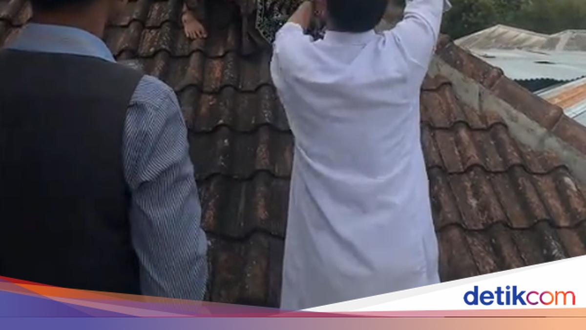 Noiva Javanesa Viral que se Arisca de Escalar Telhado para Foto de Casamento Estético e Único
