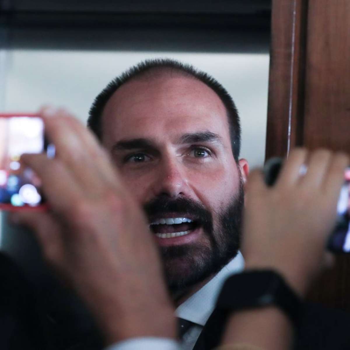 Eduardo Bolsonaro pode votar nas eleições morando nos EUA, mesmo após condenação e inelegibilidade?