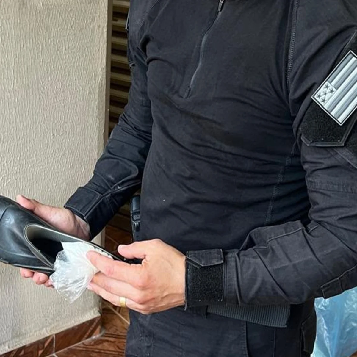 PCGO apreende drogas escondidas dentro de solas de galochas em operação