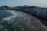 Vista aérea de praia no Guarujá, no litoral de São Paulo
