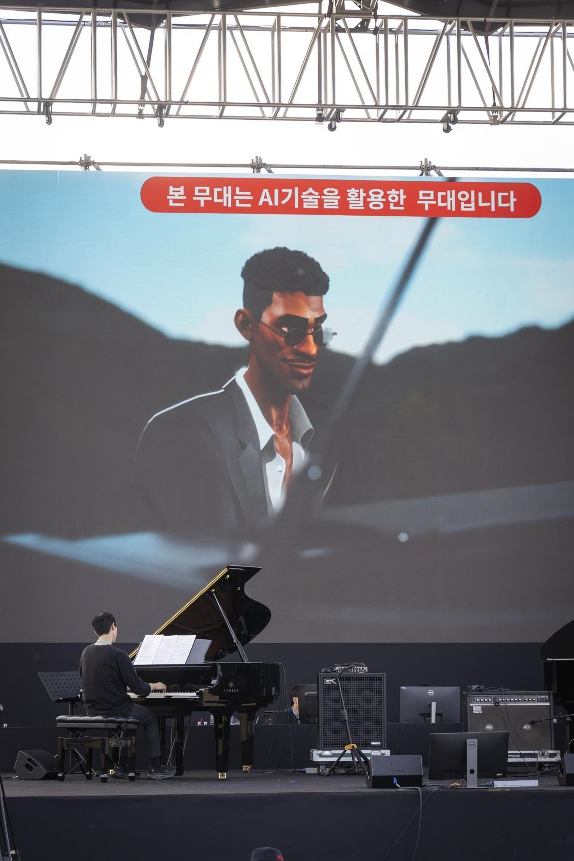 A screen shows the augmented reality character of artificial intelligence pianist Scott during a performance with jazz pianist Heo Dae-uk during the 23rd Jarasum Jazz Festival, held in Gapyeong County, Gyeonggi Province, from Oct. 9 to 11. Courtesy of Korea Advanced Institute of Science and Technology