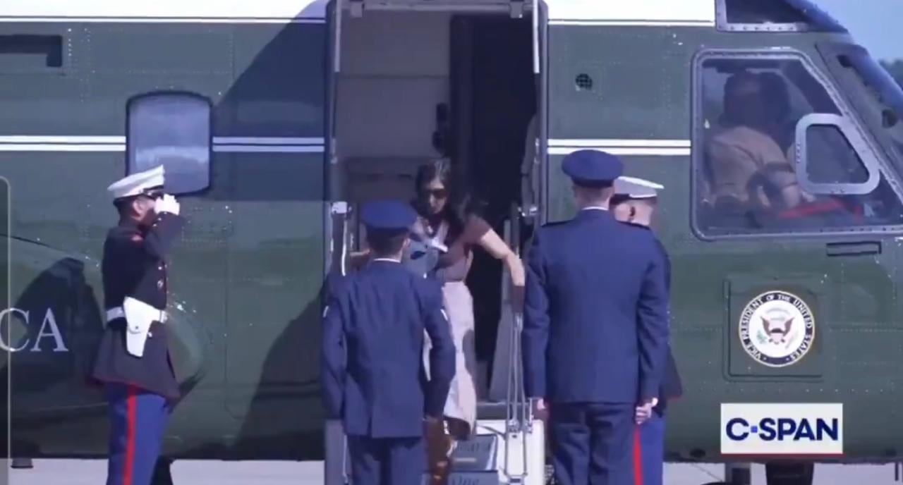 Segunda-dama dos EUA quase cai de escada de helicóptero enquanto segurava filho recém-nascido