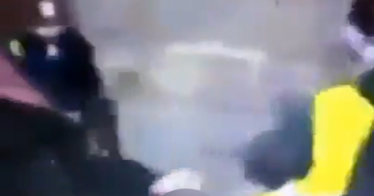 Adolescente perde a mão ao pegar granada atirada pela polícia durante protesto estudantil na França