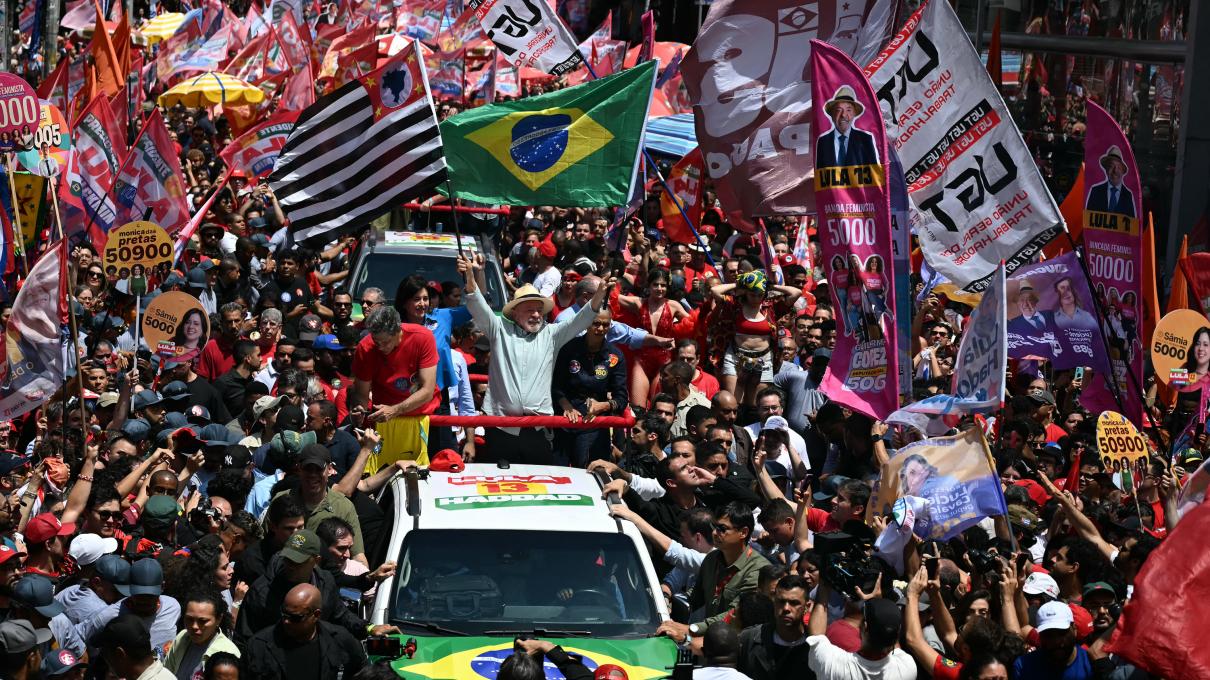Lula e Flávio Bolsonaro encerram a campanha antes das eleições apertadas