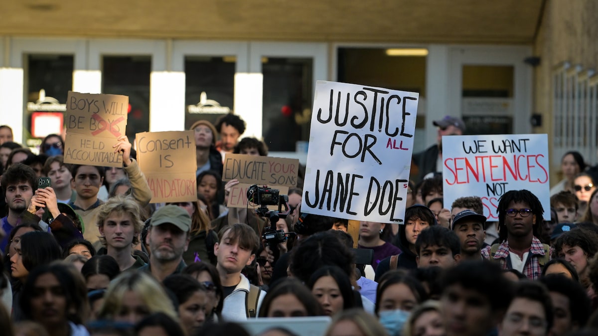 Protesto reúne milhares de estudantes na Universidade Cornell após denúncias de agressão sexual