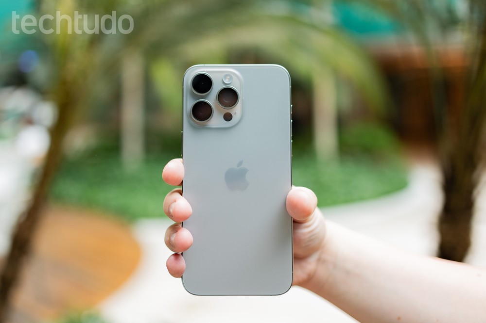 iPhone 15 Pro Max ainda se destaca pela câmera telefoto com zoom óptico de 5x, tela de 120 Hz e suporte à Apple Intelligence — Foto: Mariana Saguias/TechTudo