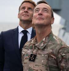 O presidente francês, Emmanuel Macron, assistiu nesta terça-feira (6) ao disparo de um míssil intercontinental a partir de uma fragata da Marinha do país na região do Finistère, no noroeste da França. Foto: AFP - BENJAMIN PAPIN / RFI