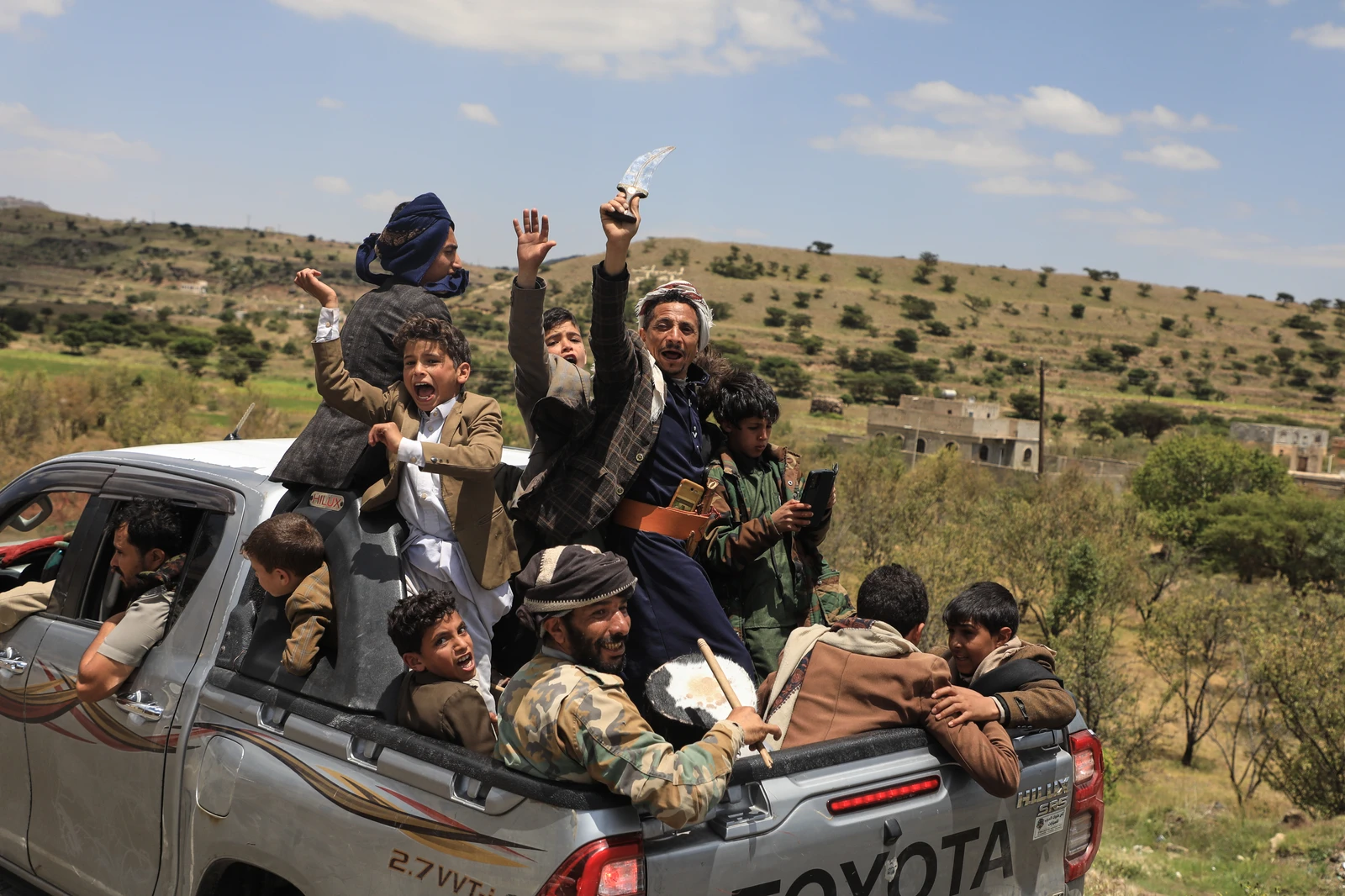 Forças iemenitas repelem grandes ataques houthis em Taiz, atingem alvos em Sanaa