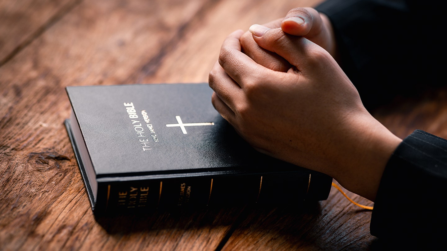 Carta da Fox News Campus Radicals: Cristianismo rejeitado, streamer socialista fala, violência glorificada