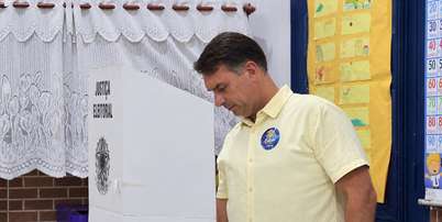 Flávio Bolsonaro (PL) vota no Rio de Janeiro neste domingo, 25 Foto: Divulgação/Campanha Flávio Bolsonaro